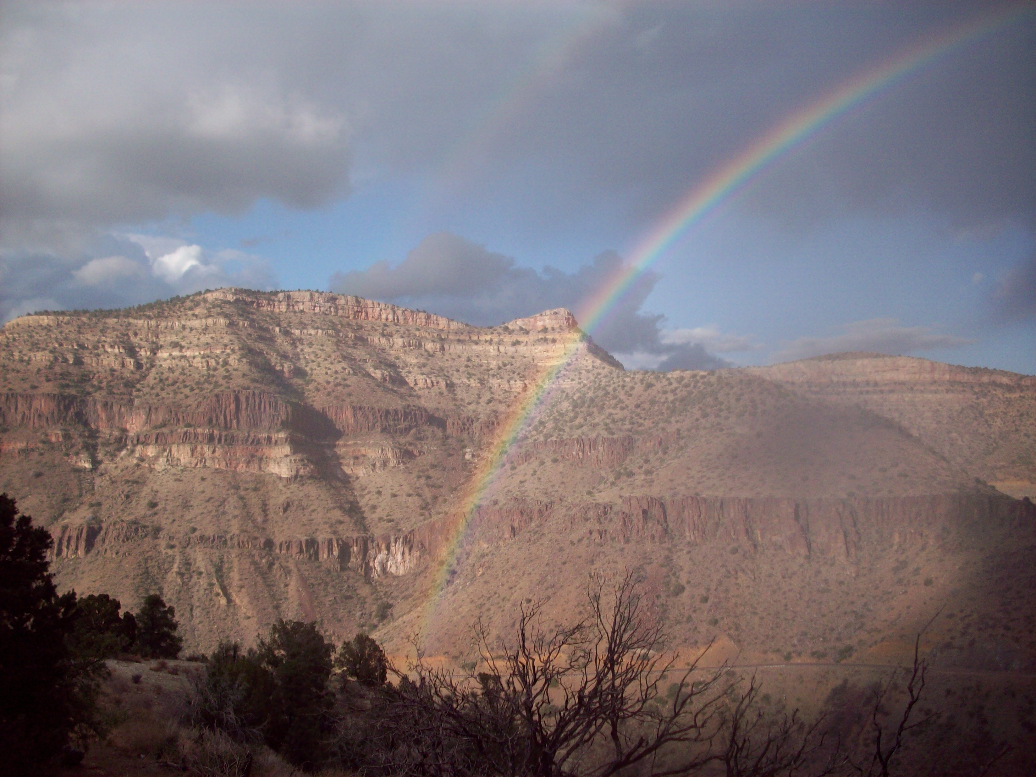 Arc-en-ciel sur formation géologique — Arizona